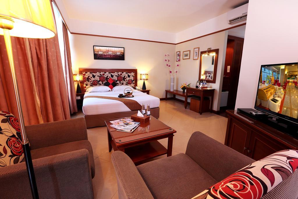 Hotel Maximillian Tanjung Balai Karimun Exterior photo